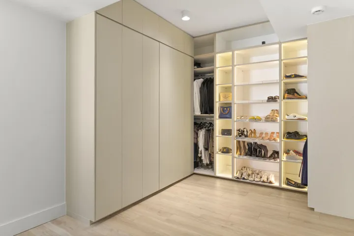 Primary suite closet
