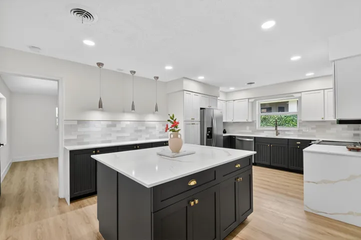 15-web-or-mls-1221 Singer Dr (15)