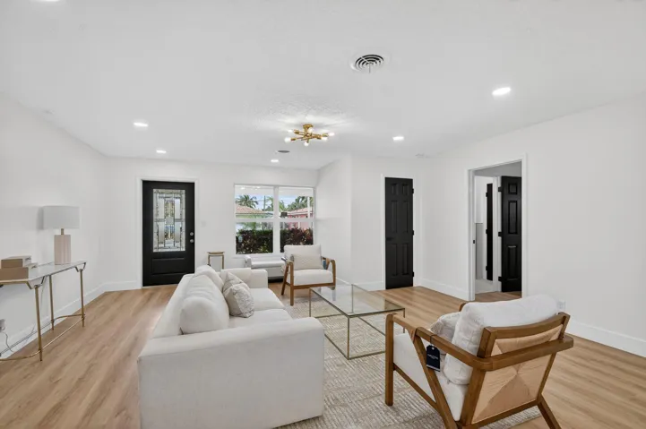9-web-or-mls-1221 Singer Dr (9)