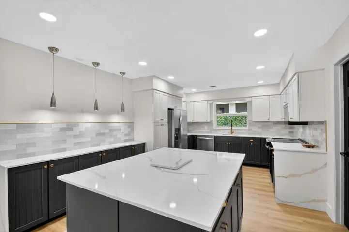 18-web-or-mls-1221 Singer Dr (18)