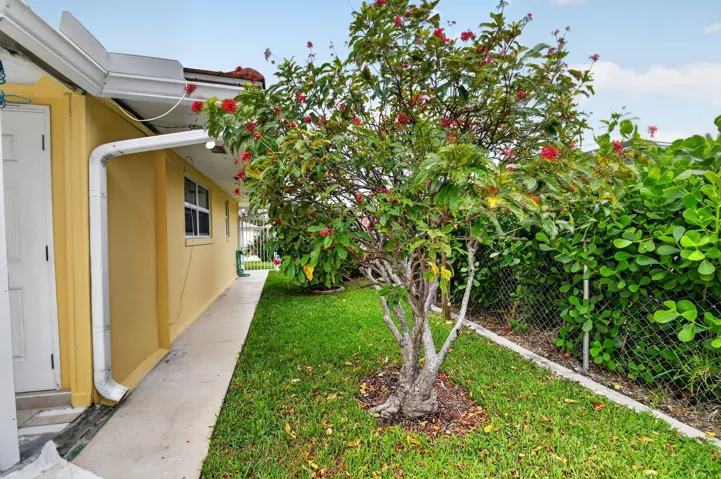 45-web-or-mls-1221 Singer Dr (45)