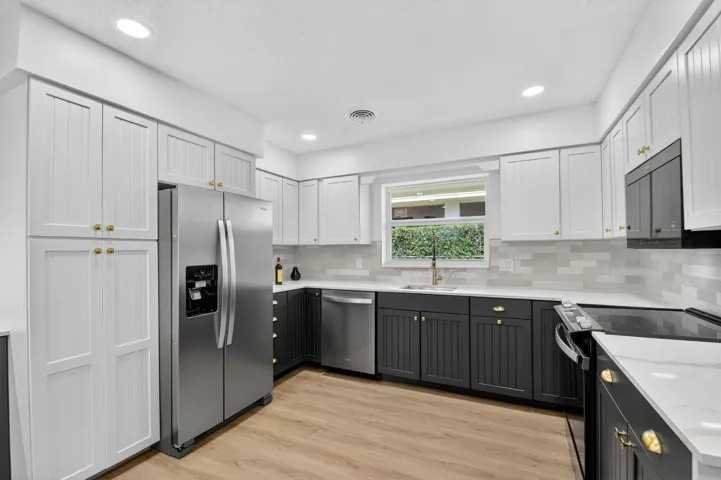 21-web-or-mls-1221 Singer Dr (21)