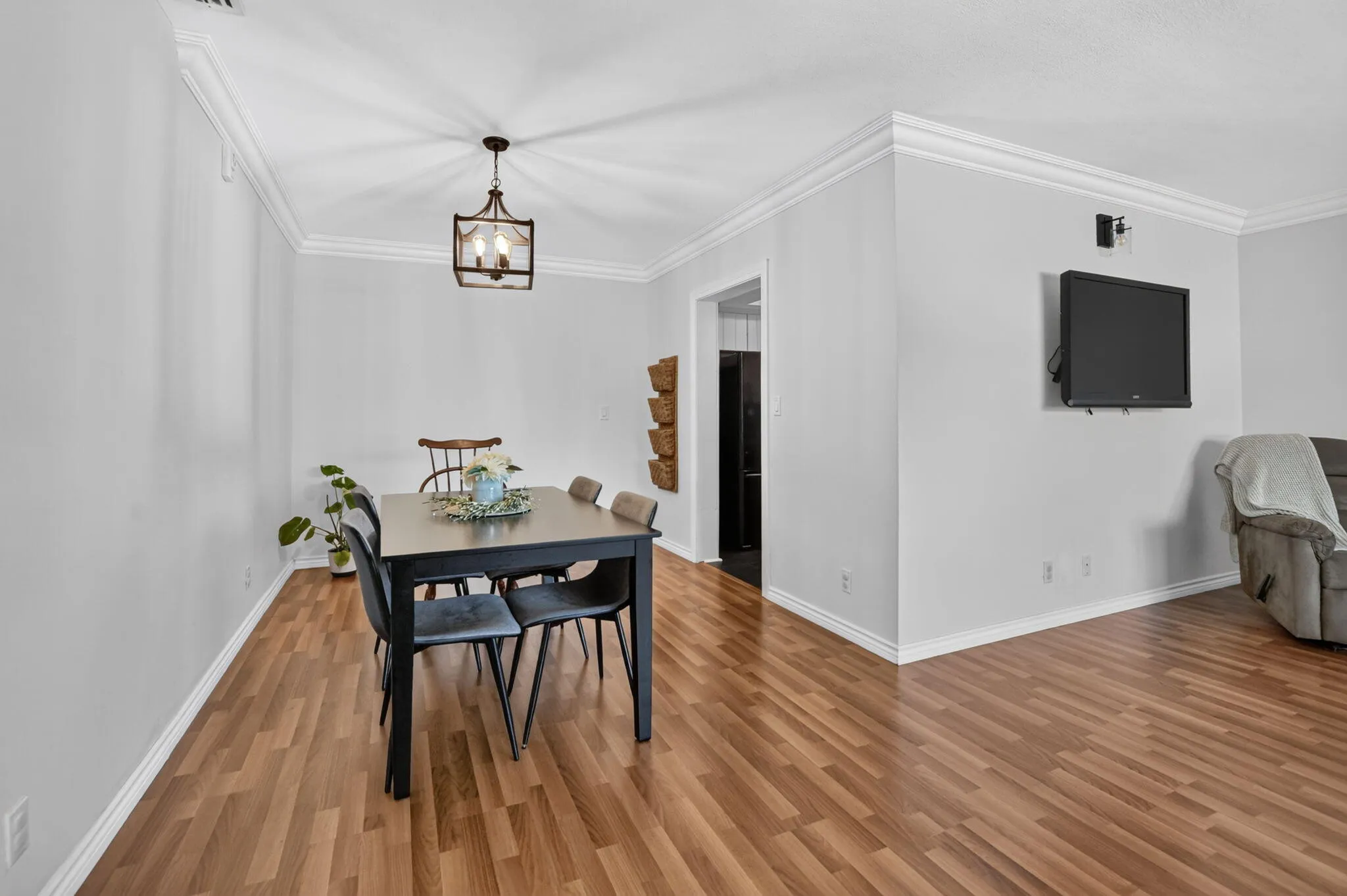 Dining to Kitchen