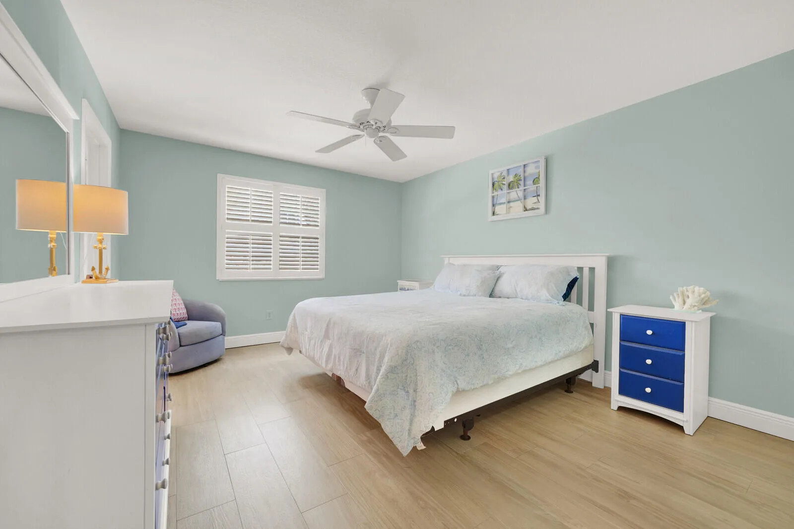 Large primary Suite w/king bed