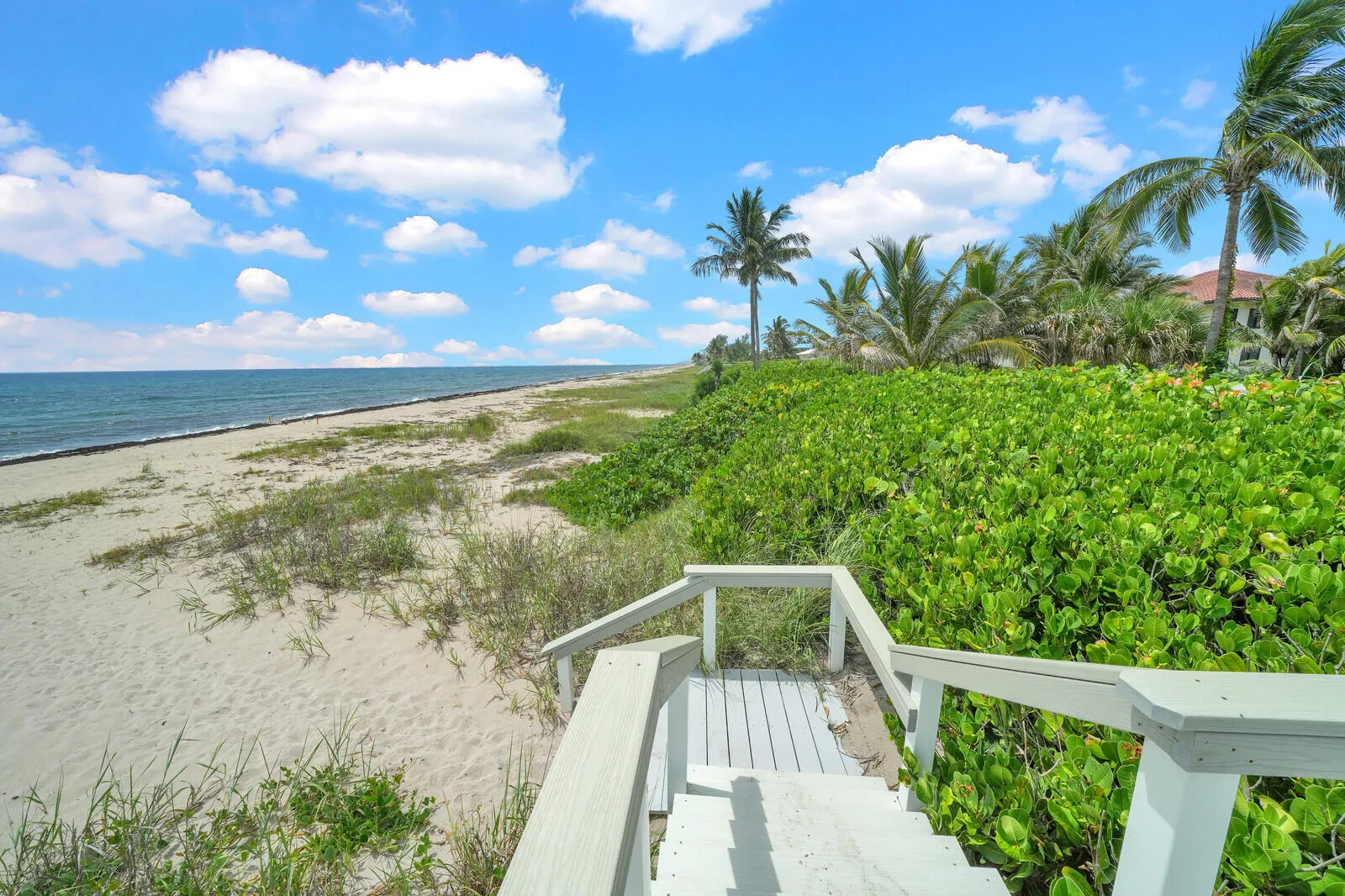Direct access to the beach