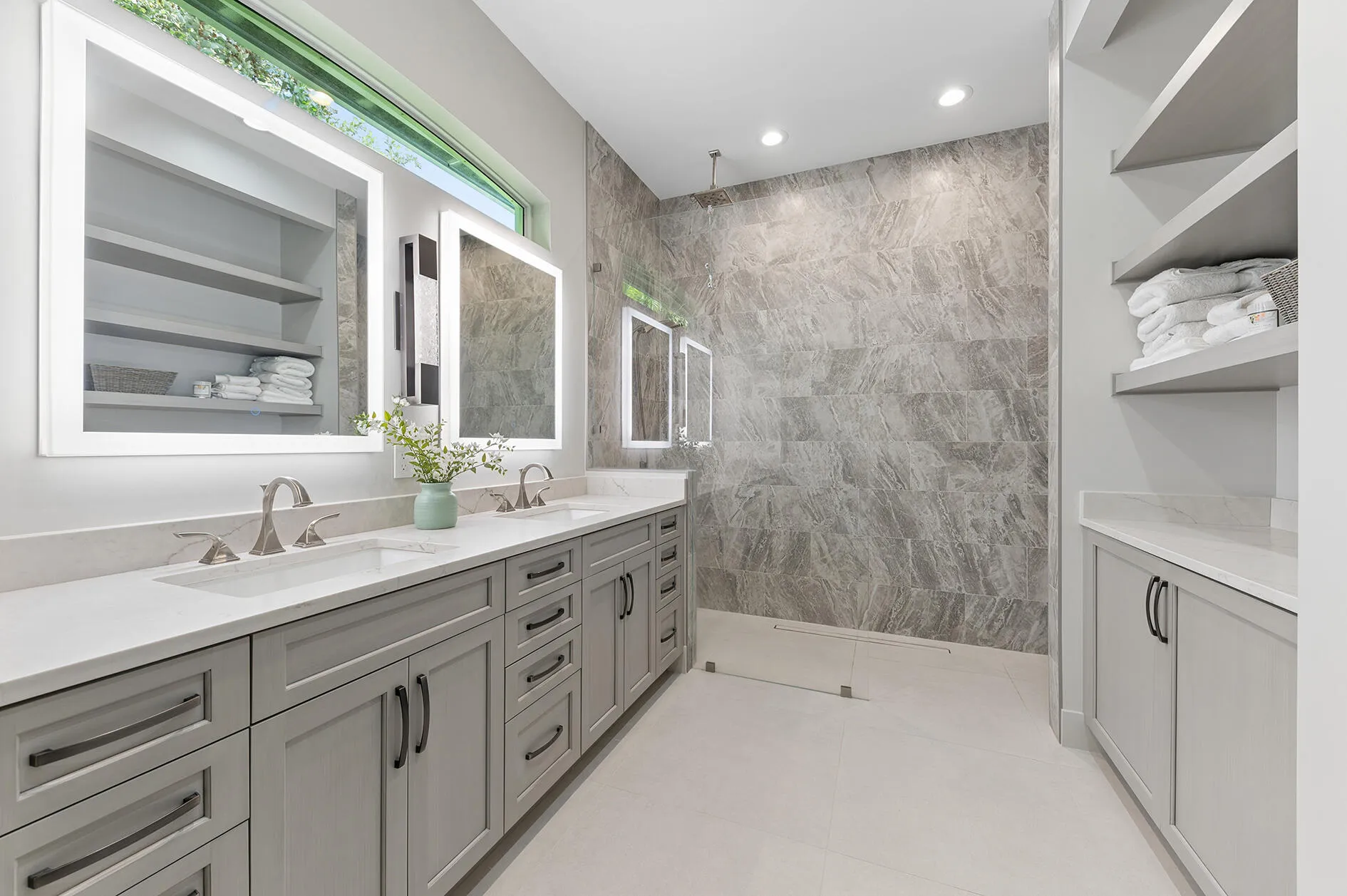 Primary en-suite bath