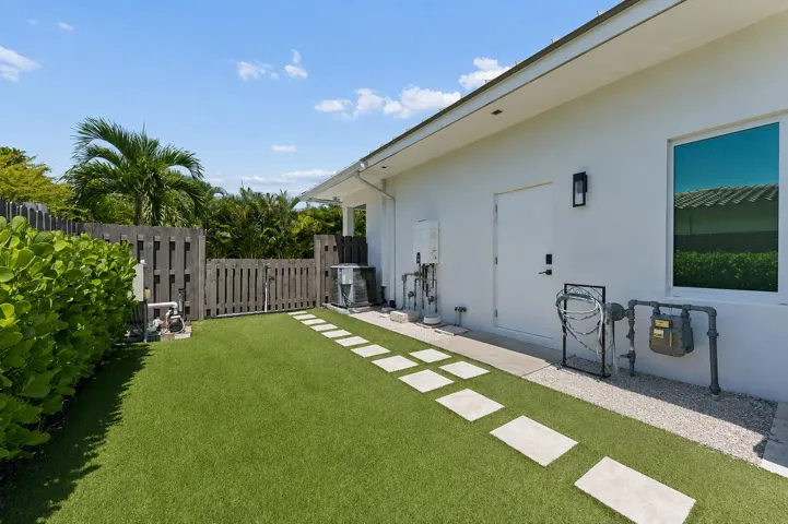 Side yard / dog run / instant hot water heater / fully fenced-in yard