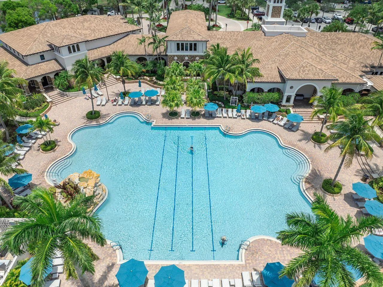Plaza del lago pool