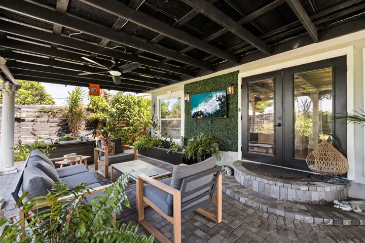 Outdoor pergola