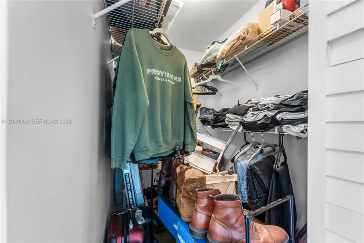 Walk-in-closet