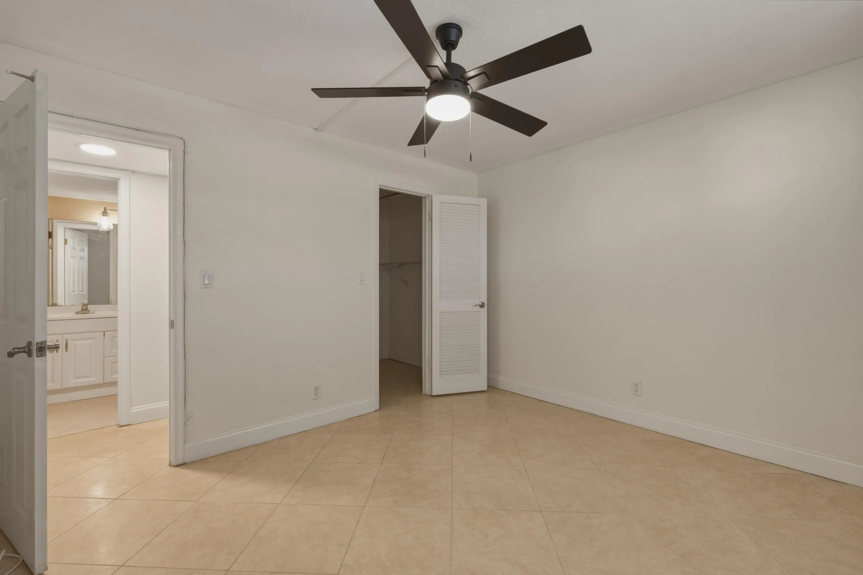 4. Master Bedroom USE