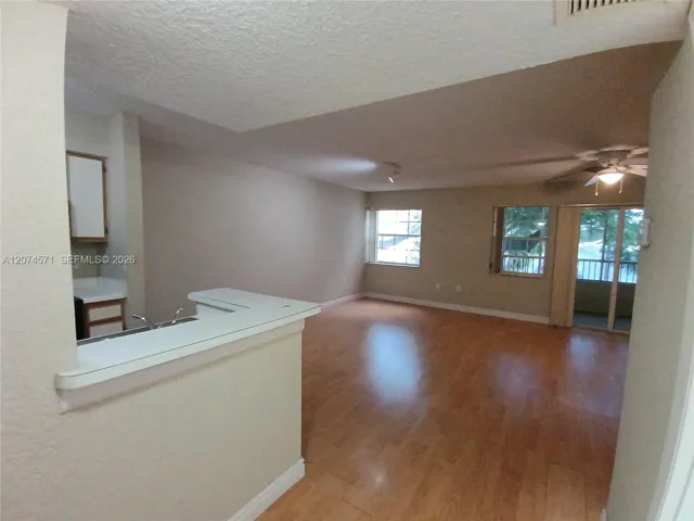 entrance to livingroom/kitchen