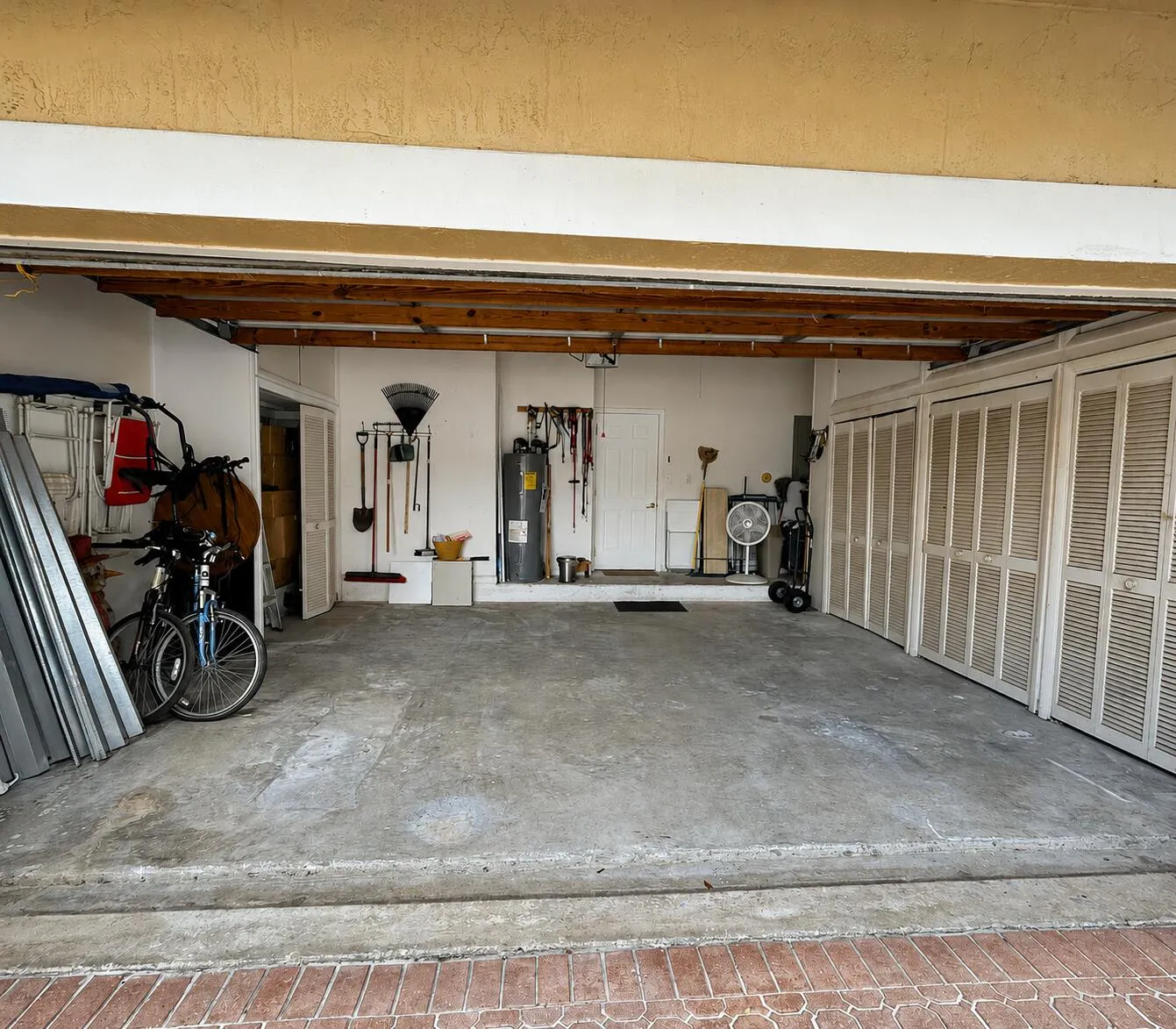 25. Garage