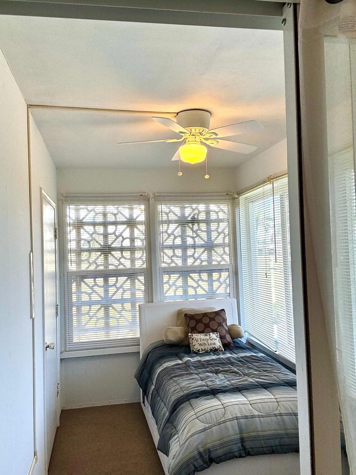 Ceiling fan with integrated lighting