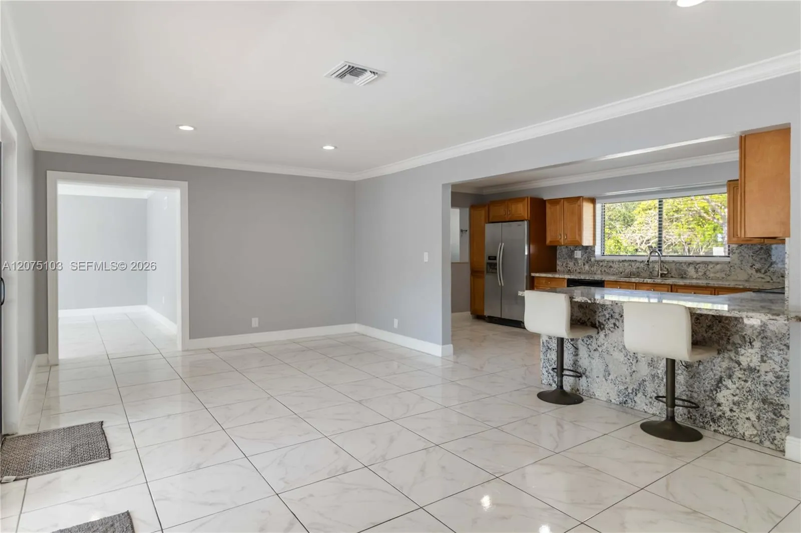 Open and bright livingroom