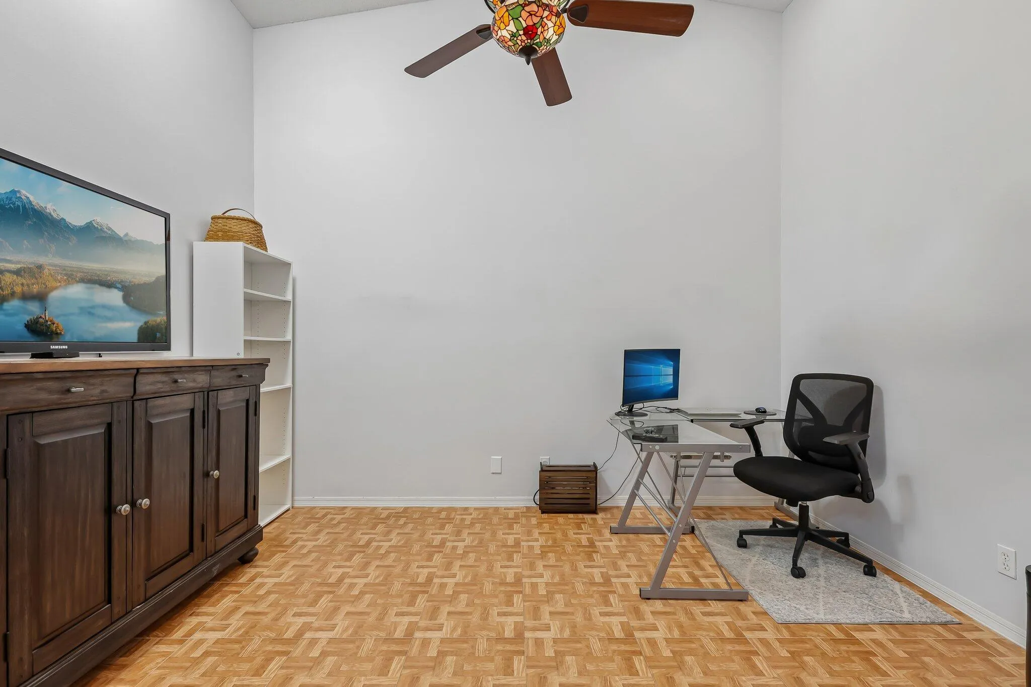 Vaulted ceiling with a decorative ceiling fan