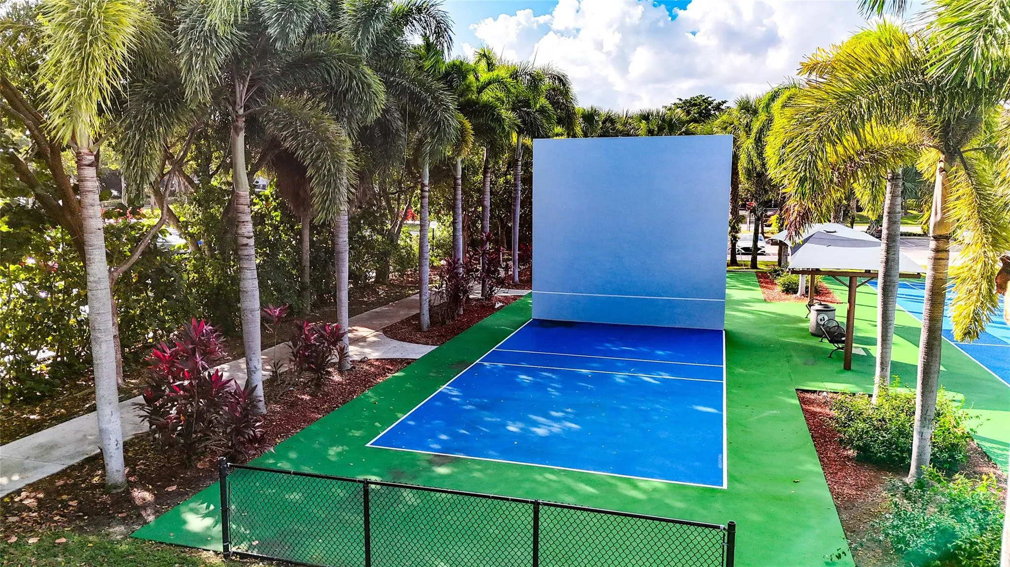 Tennis/handball practice wall