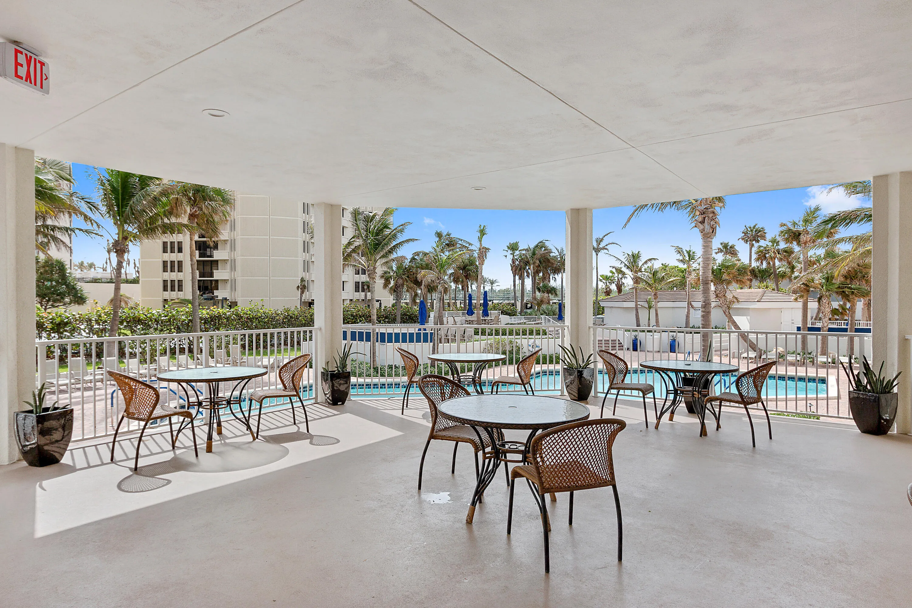 Bar seating at Tiara’s Marque restaurant offers a relaxed setting for drinks and dining, surrounded by elevated water​​‌​​​​‌​​‌‌​‌‌​​​‌‌​‌​‌​‌​​​‌​​ views.