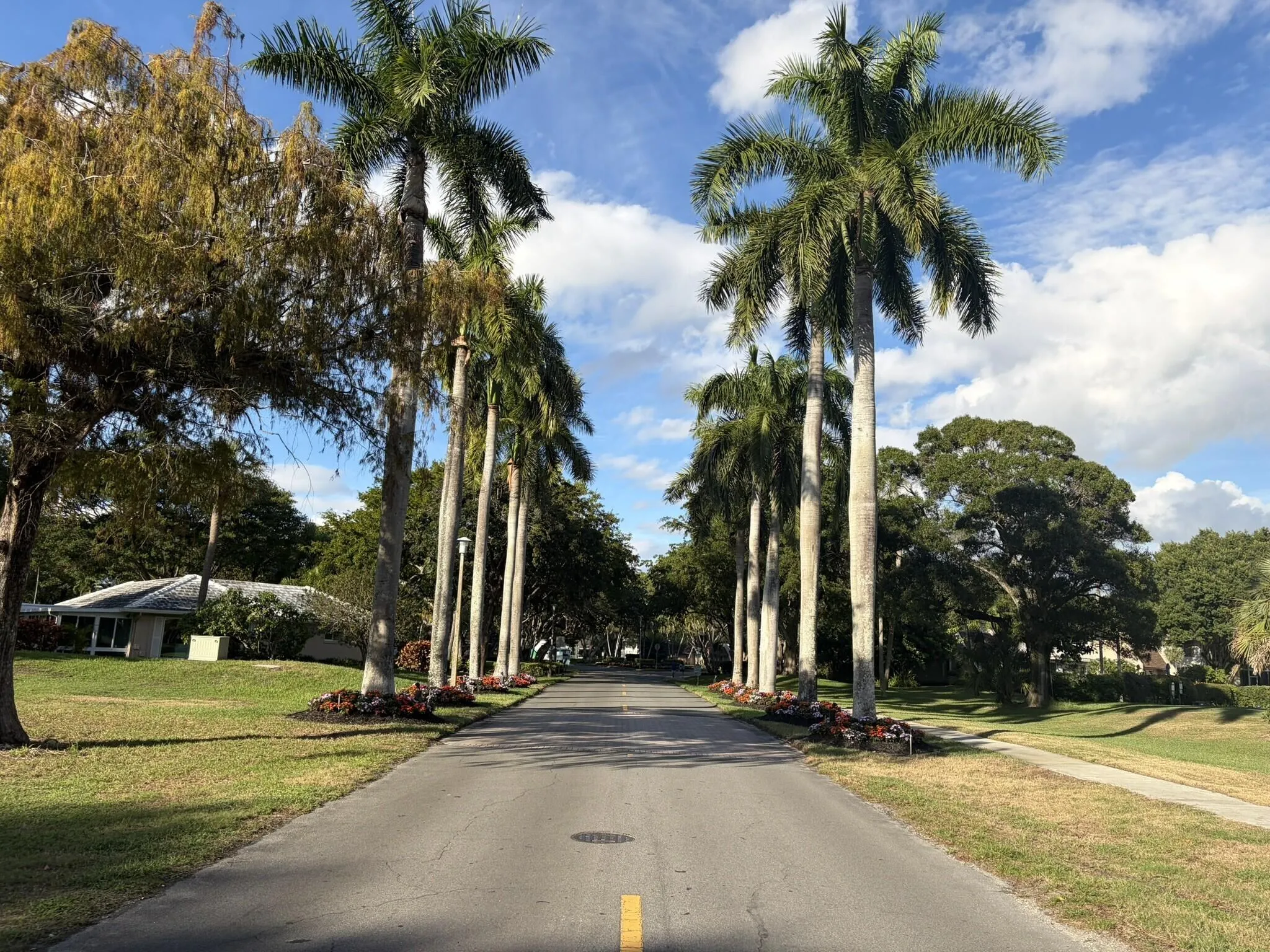 Entrance to Oaks Clubhouse Dr