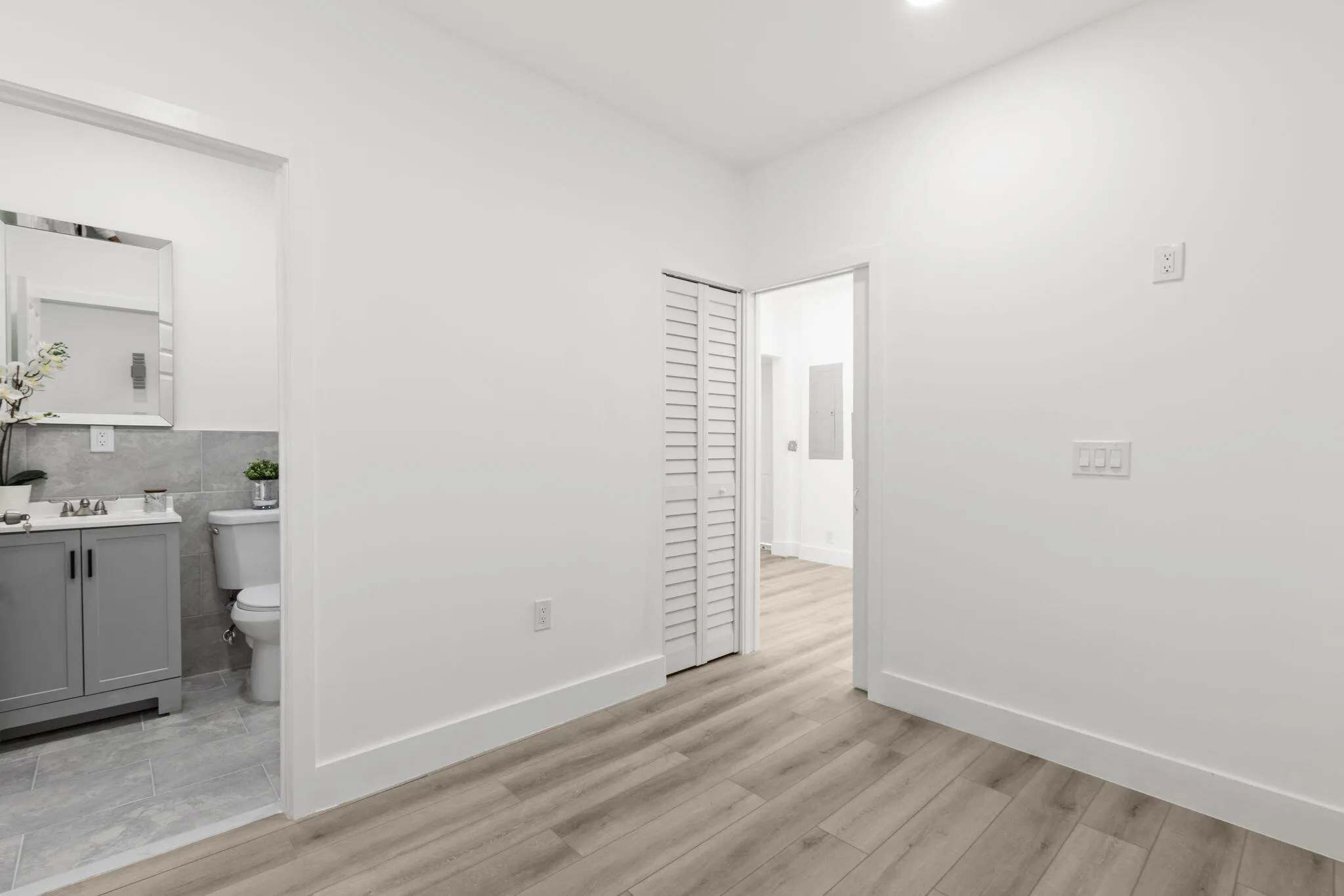 Suite Bathroom Entry