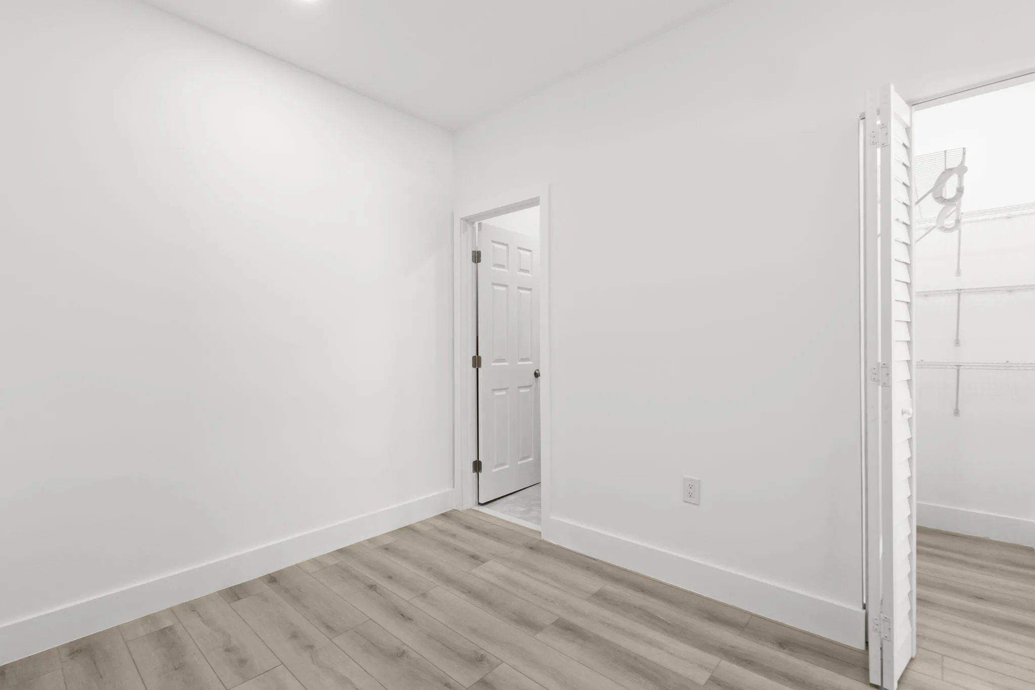 Suite Bedroom & Closet
