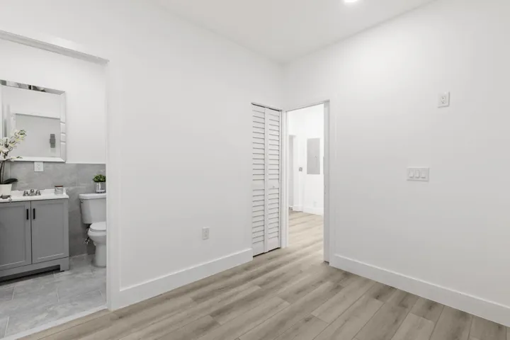 Suite Bathroom Entry
