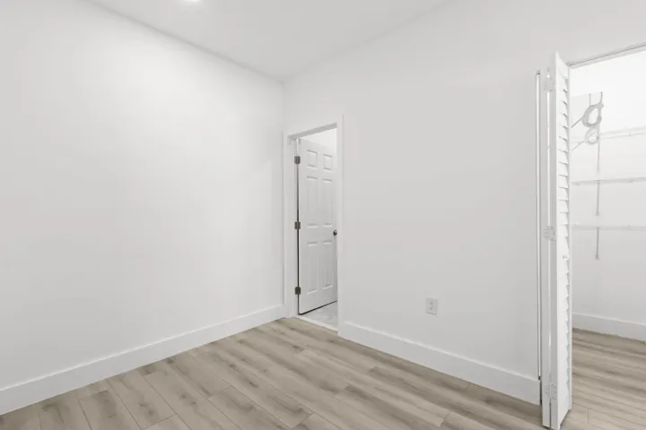 Suite Bedroom & Closet
