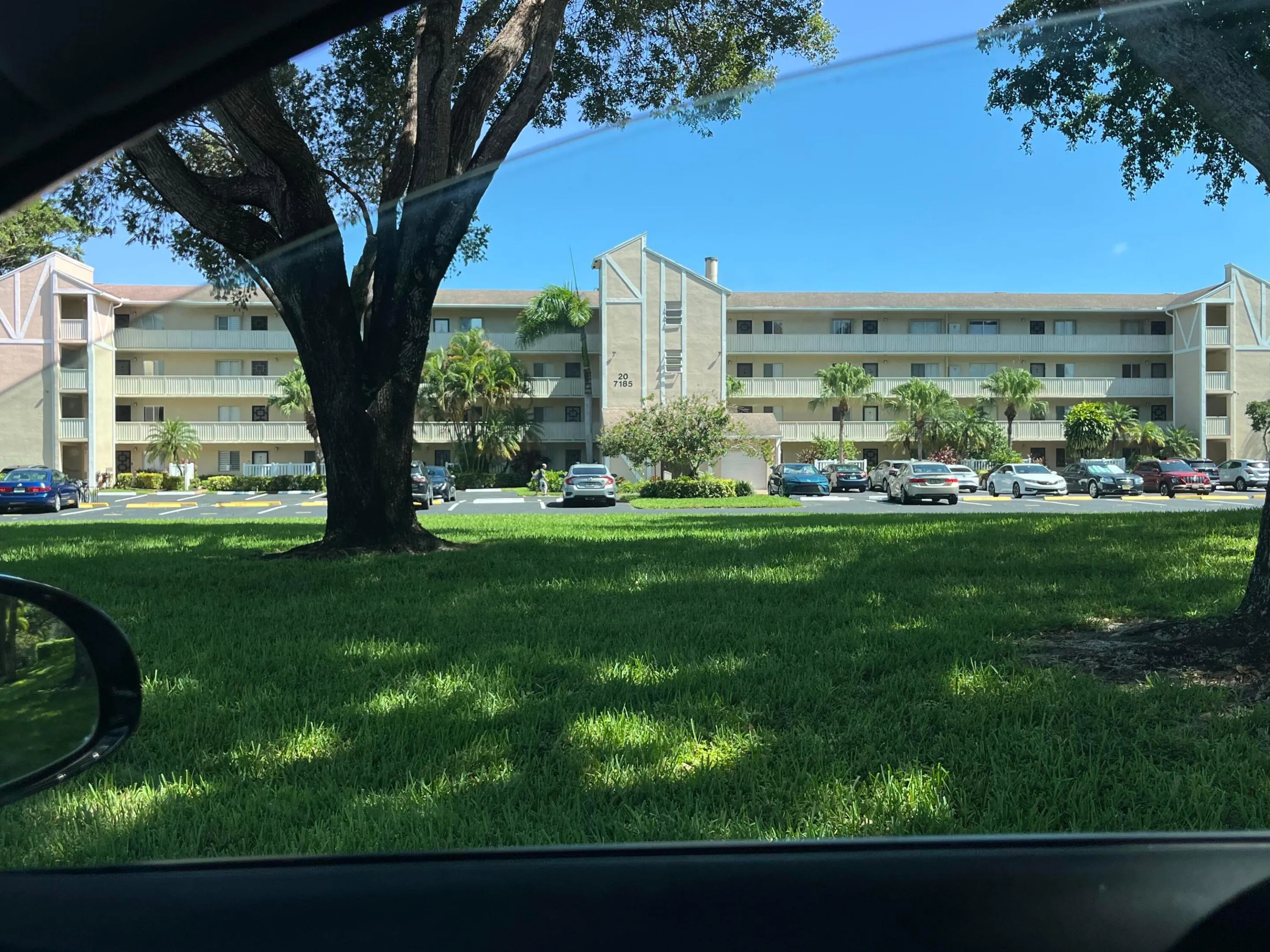 4-story Westchester model bldg in section 3 of Huntington Lakes