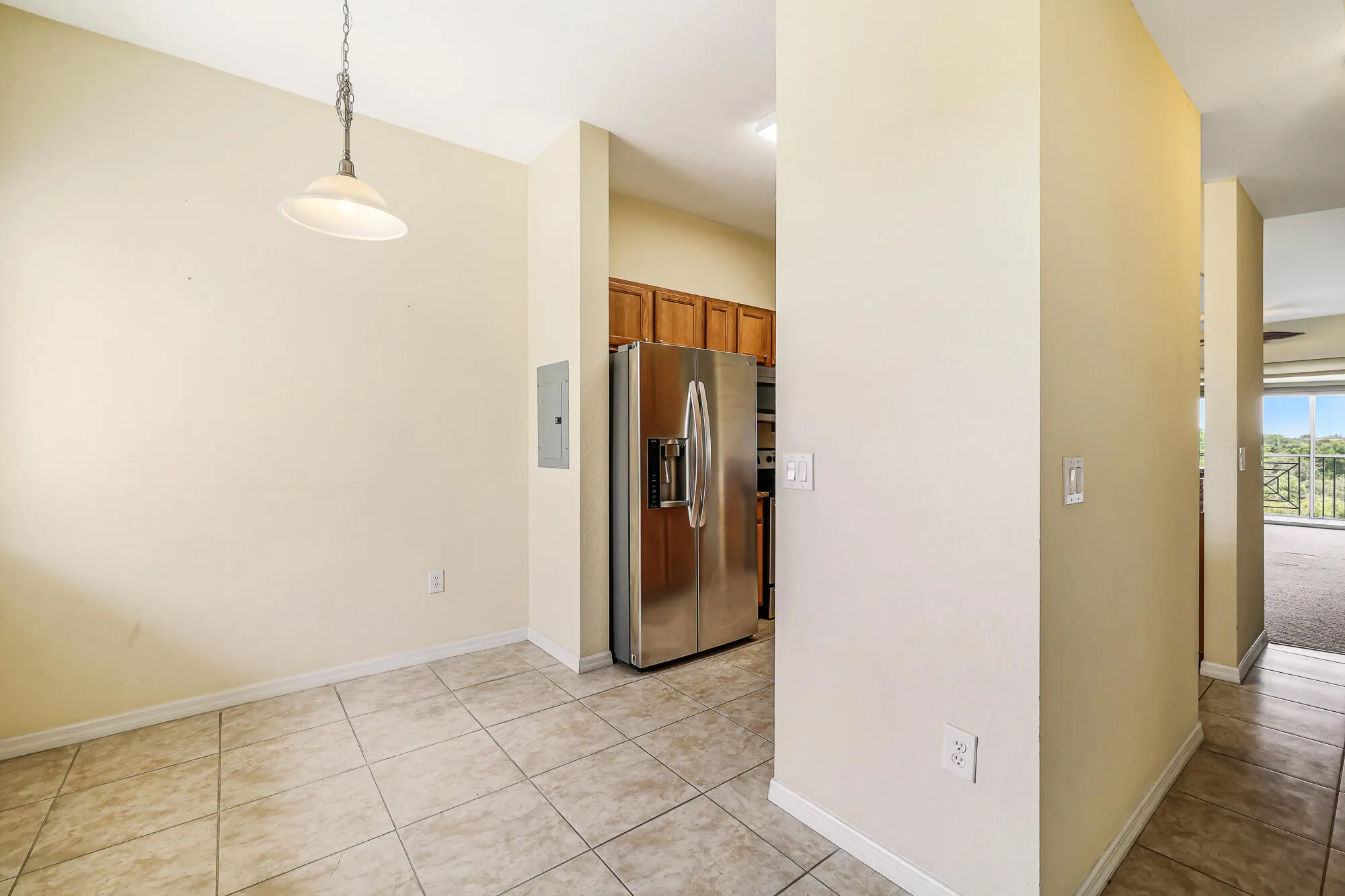 Breakfast nook, unstaged.