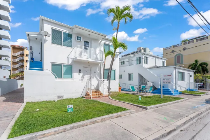 Boutique Building on Hollywood Beach