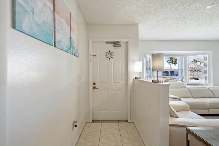 Foyer.jpg-FULL.JPG-SMALL