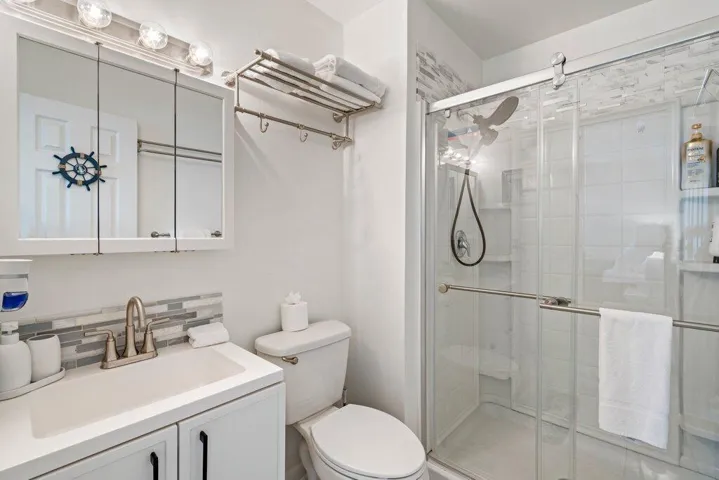 Primary_Bathroom.1.jpg-FULL.JPG-SMALL