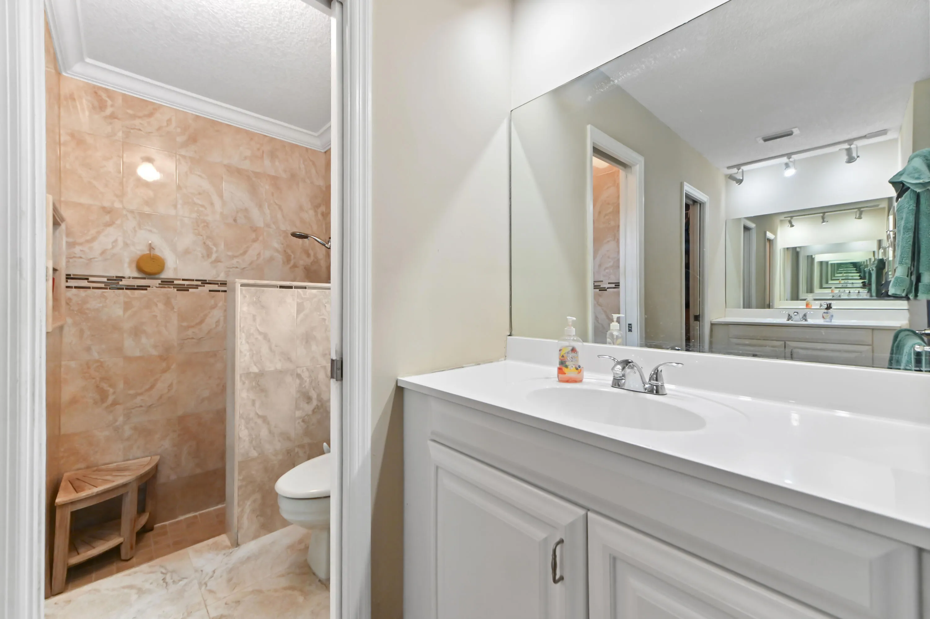20 bathroom 02