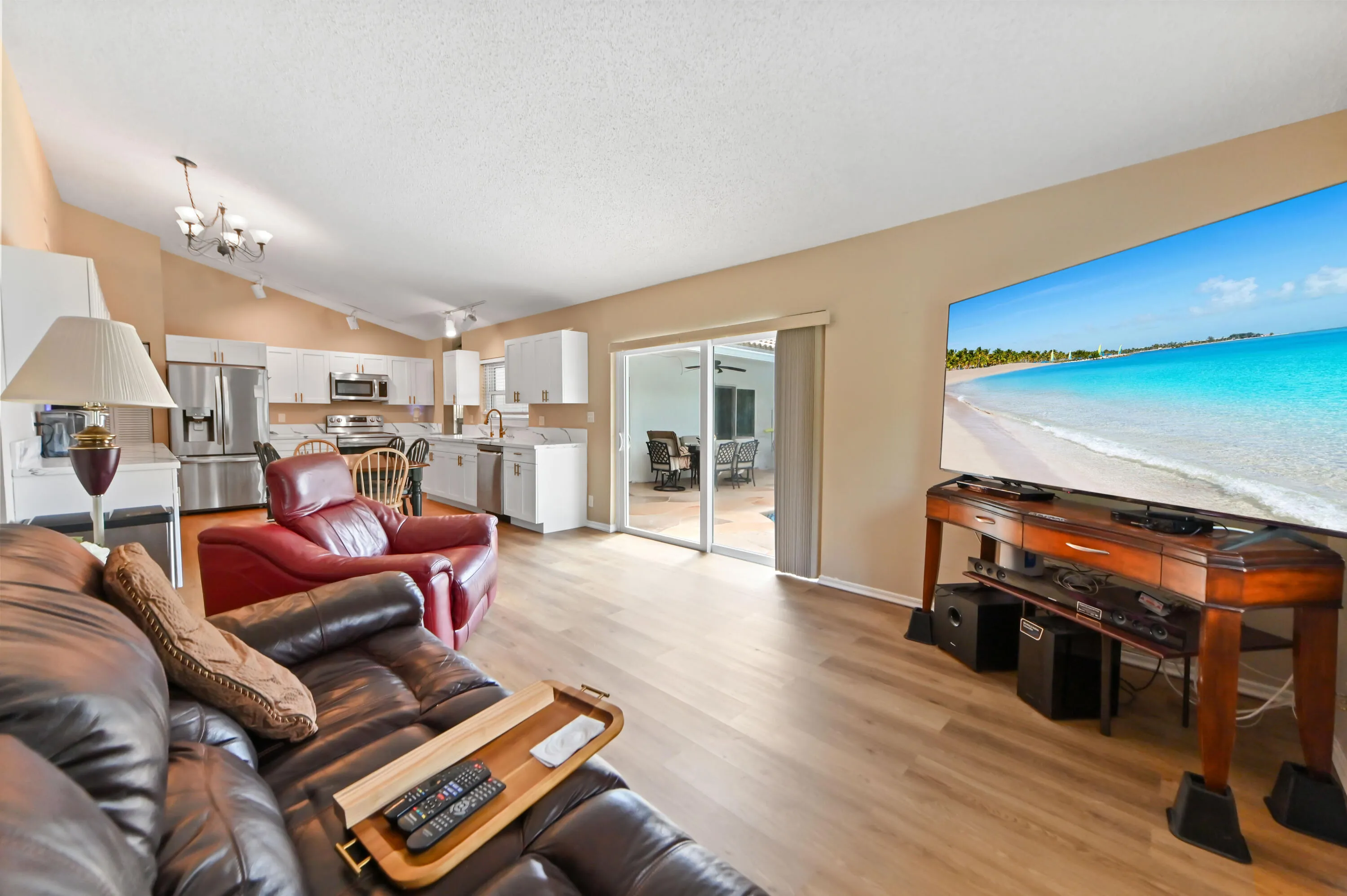 13-family-room-02_VS