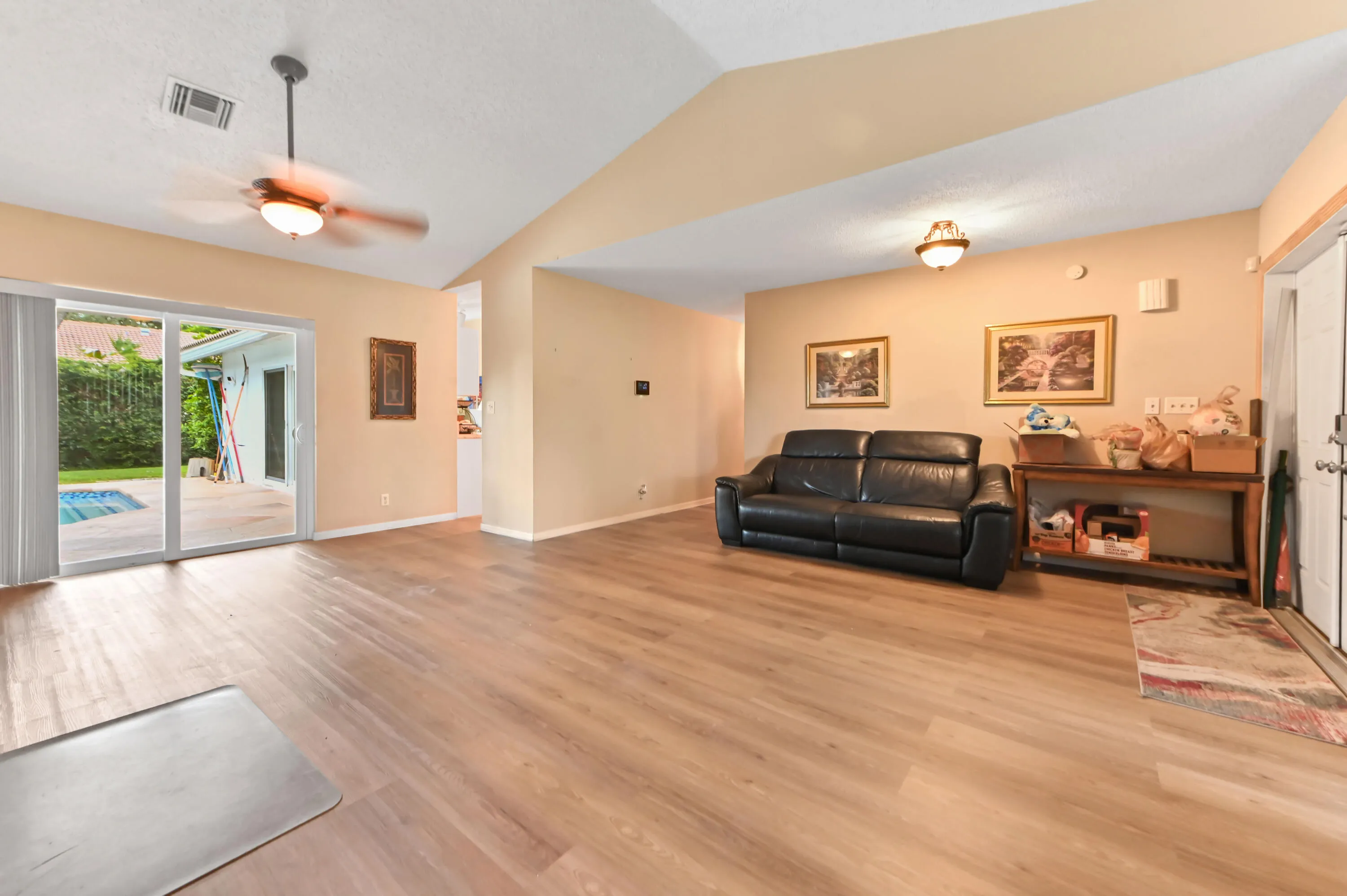 08-living-room-06_VS