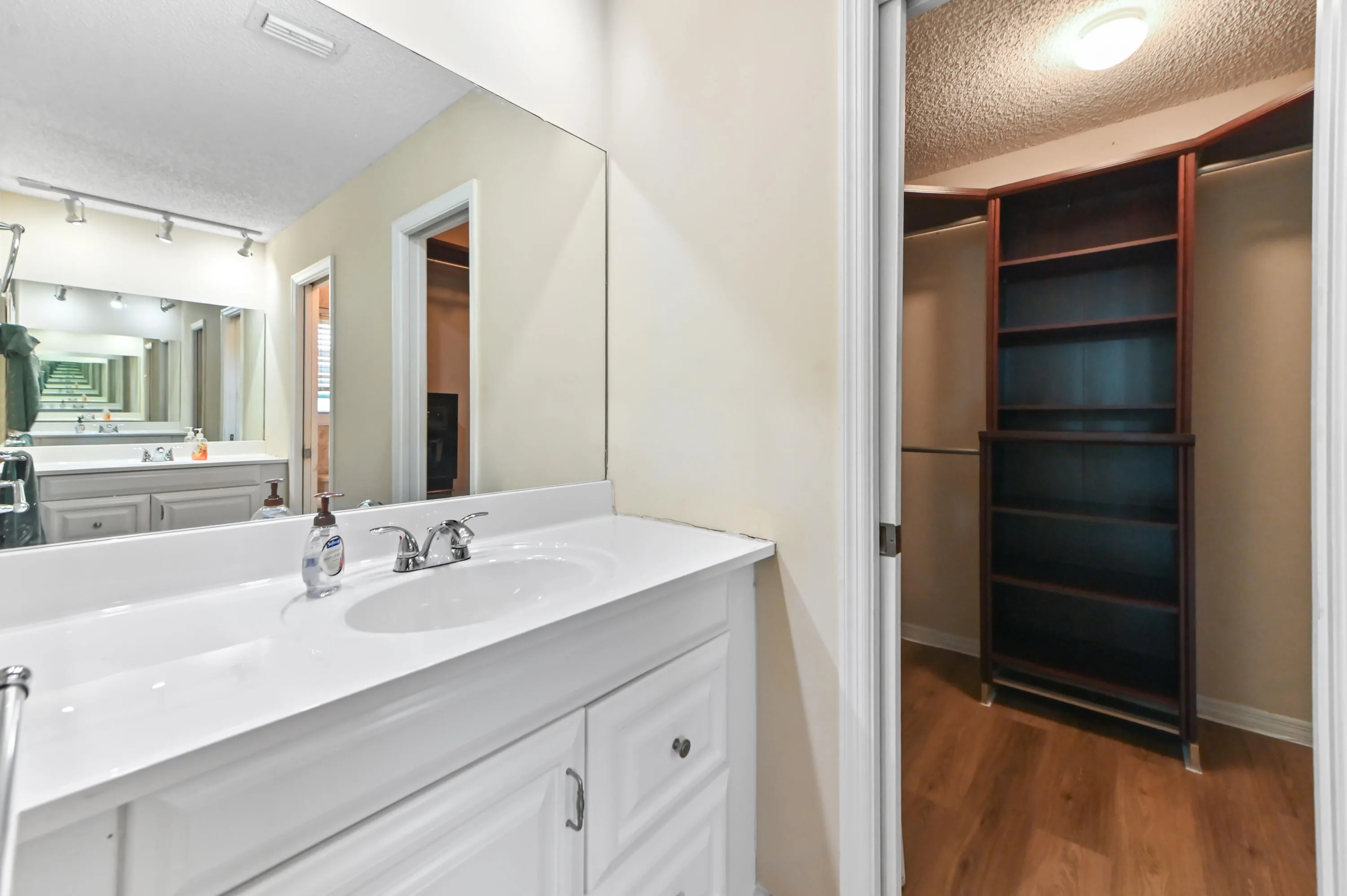 19 bathroom 01