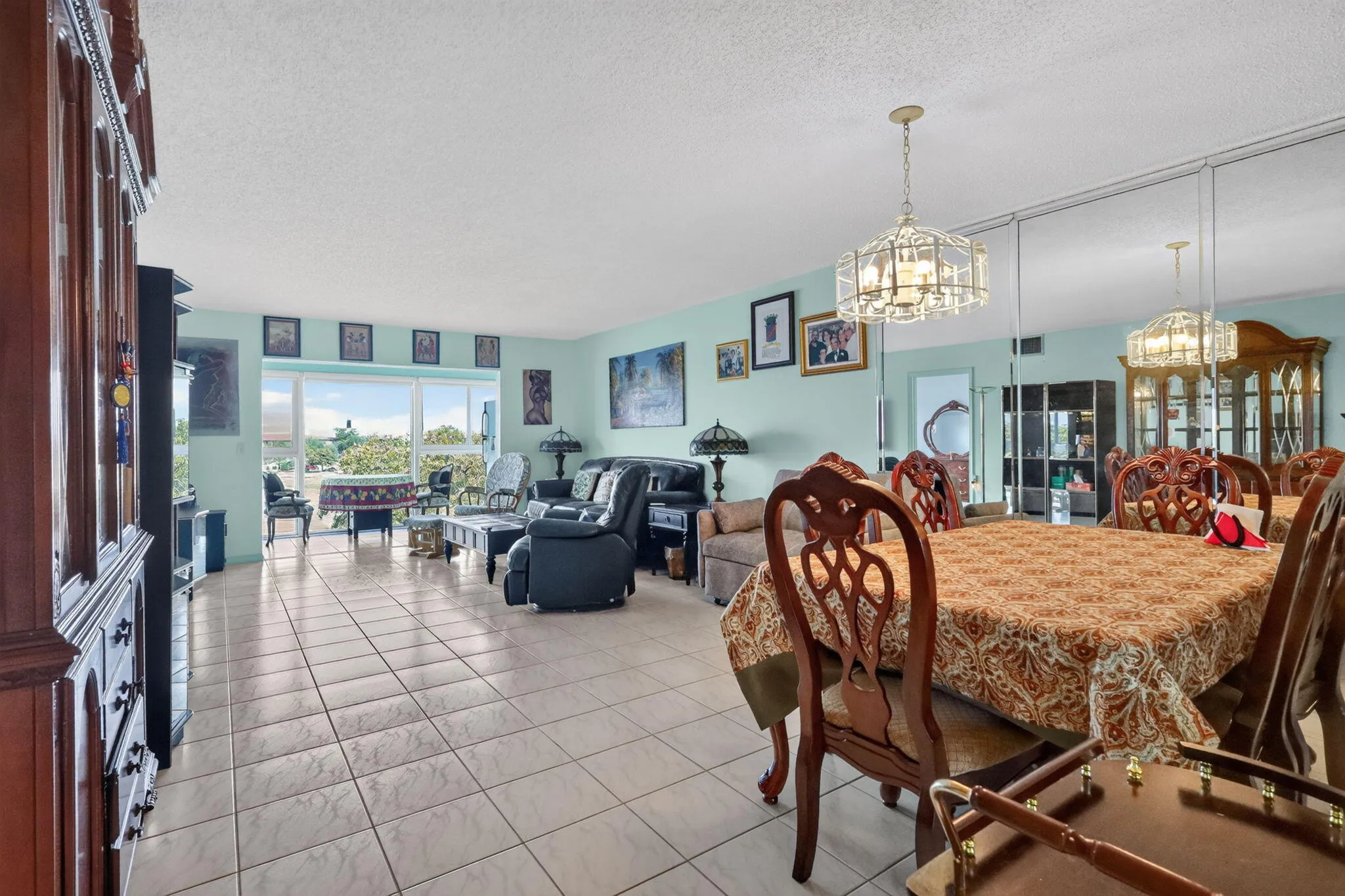 Dining/living room
