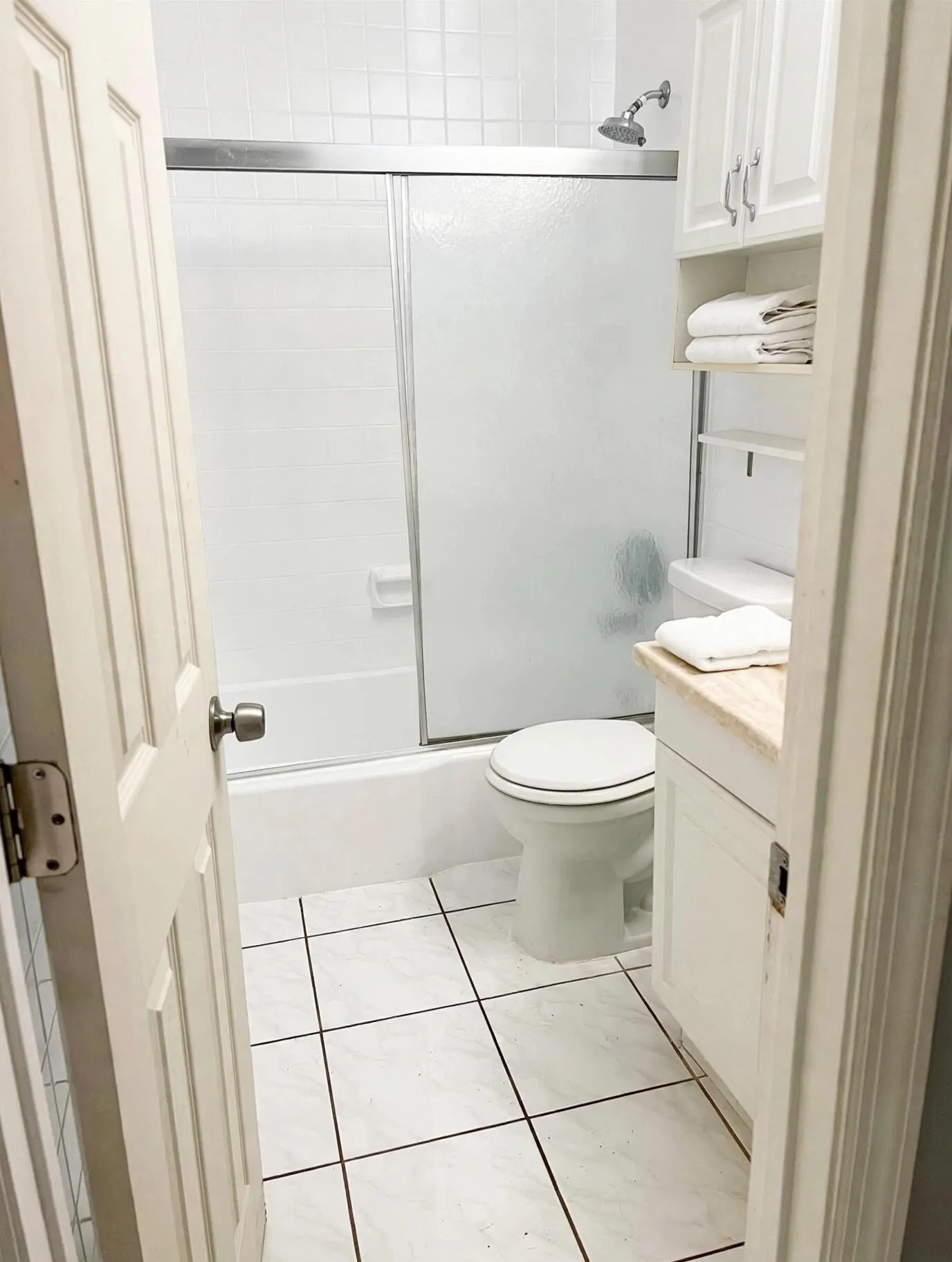 bright_bathroom_staging