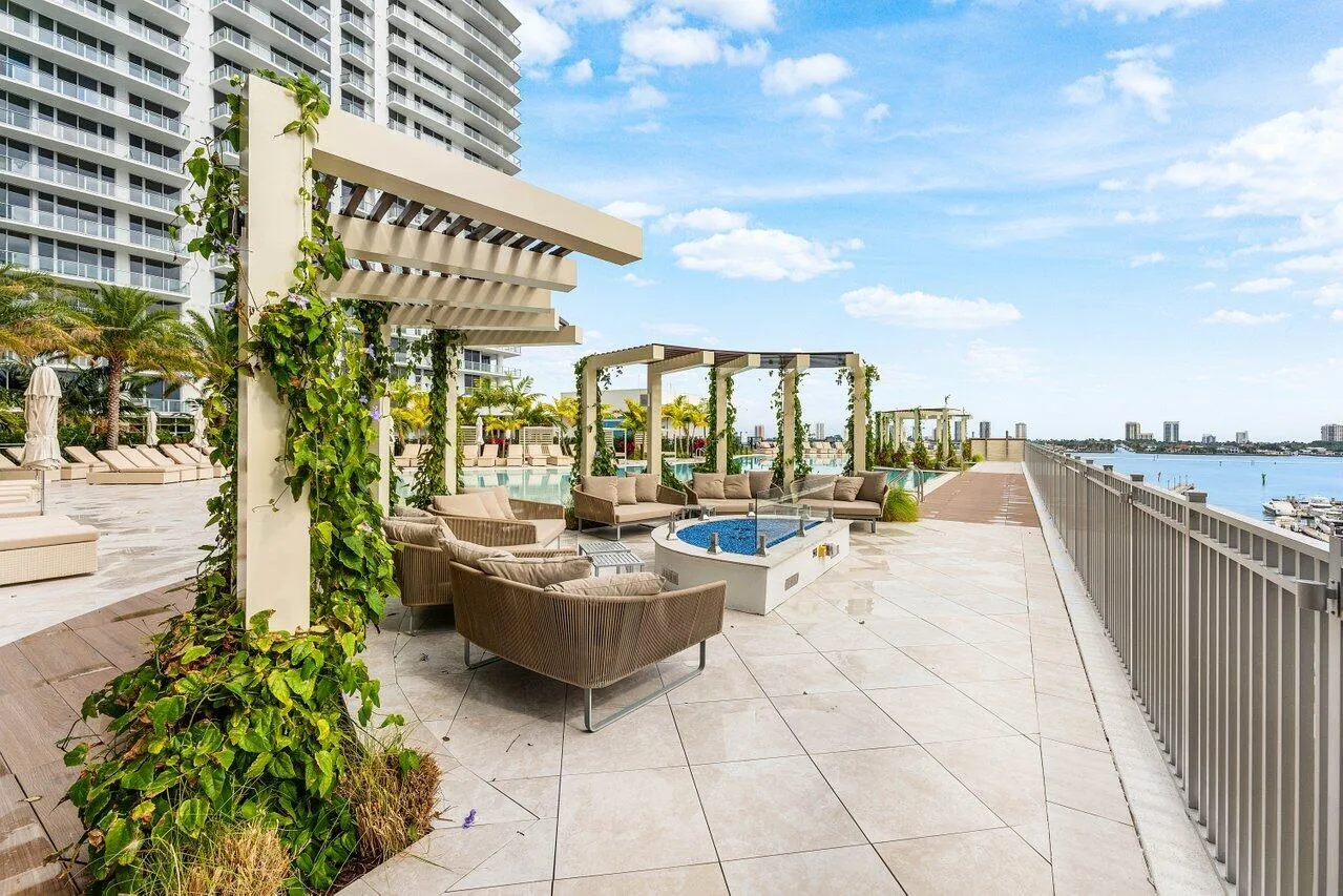 046-220LakeShoreDrive-702-LakePark-FL-33
