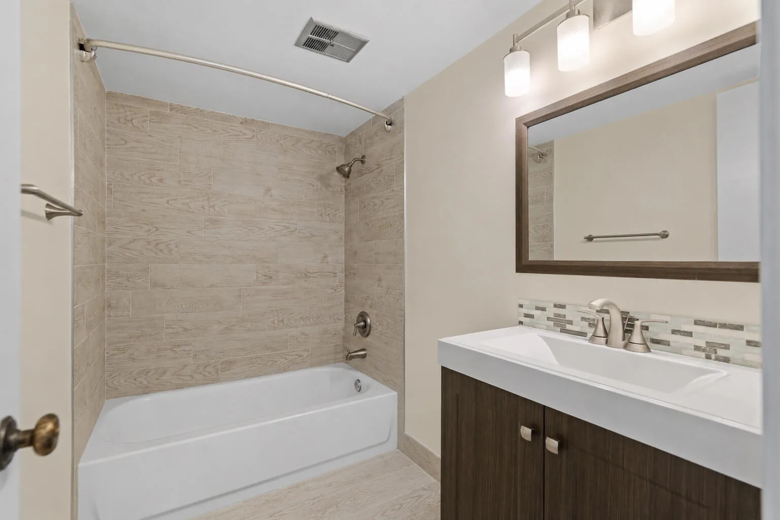 Guest bath with tub/shower combo