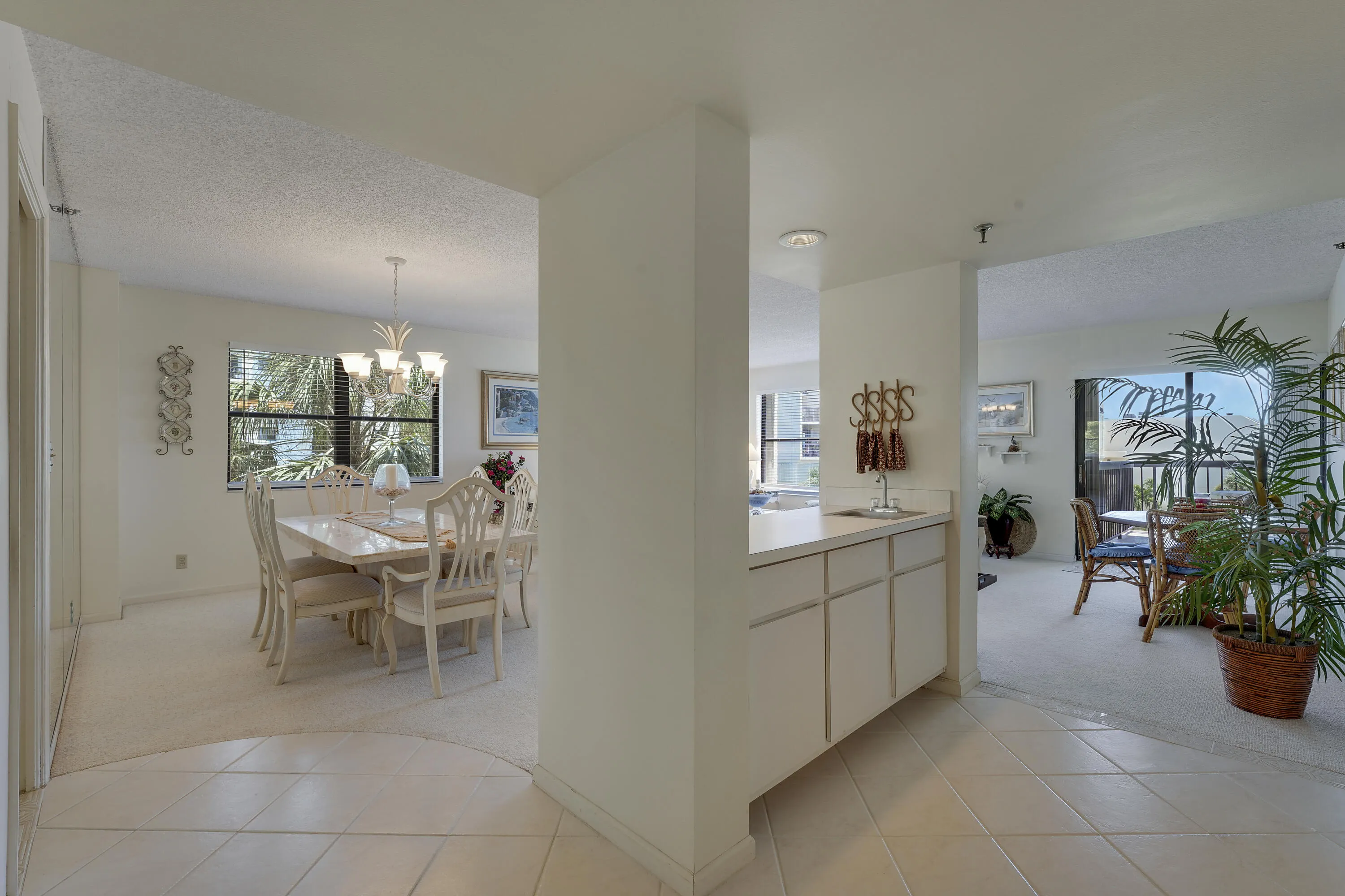 Wet Bar/Dining Area