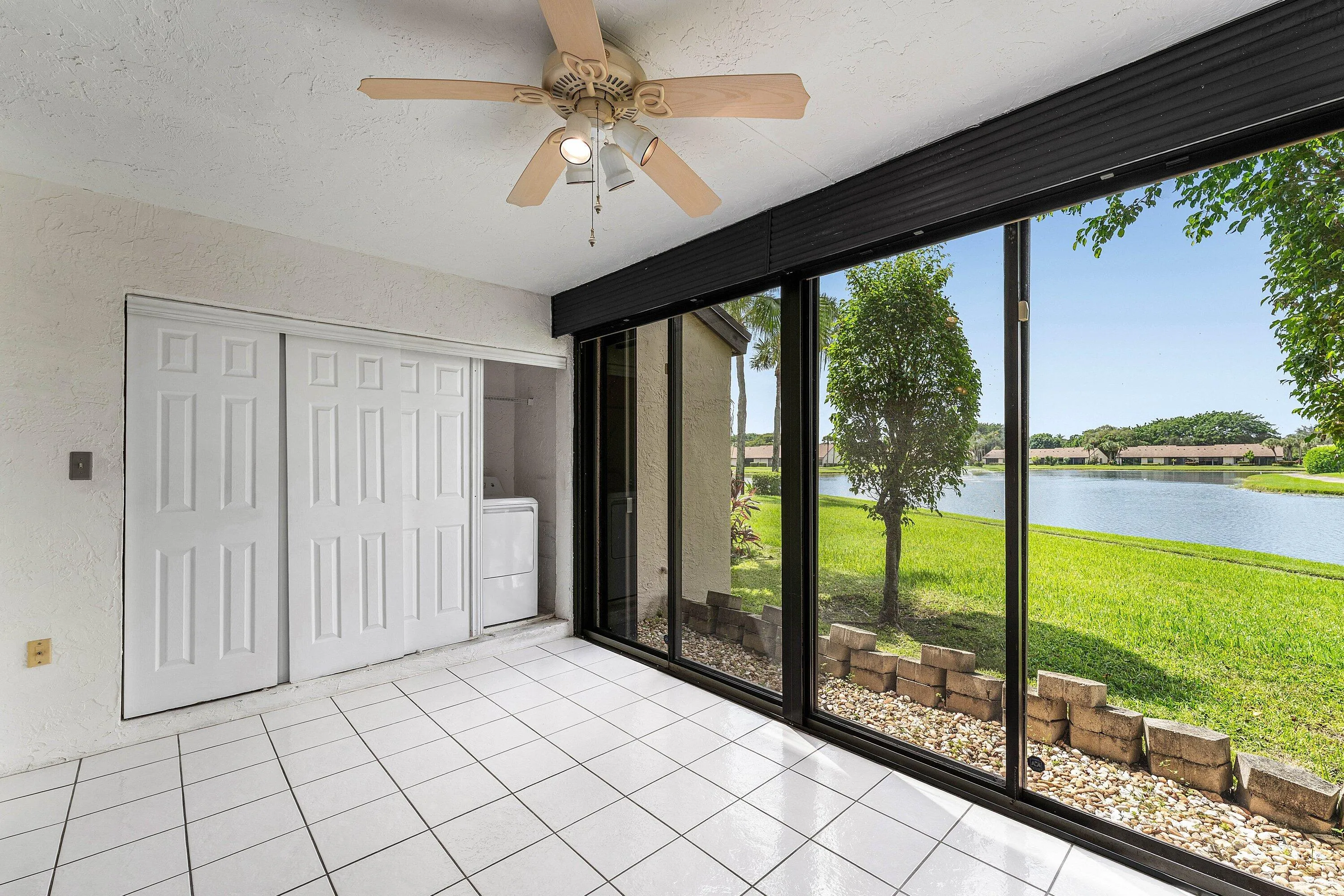 Open Florida Room w/ Laundry