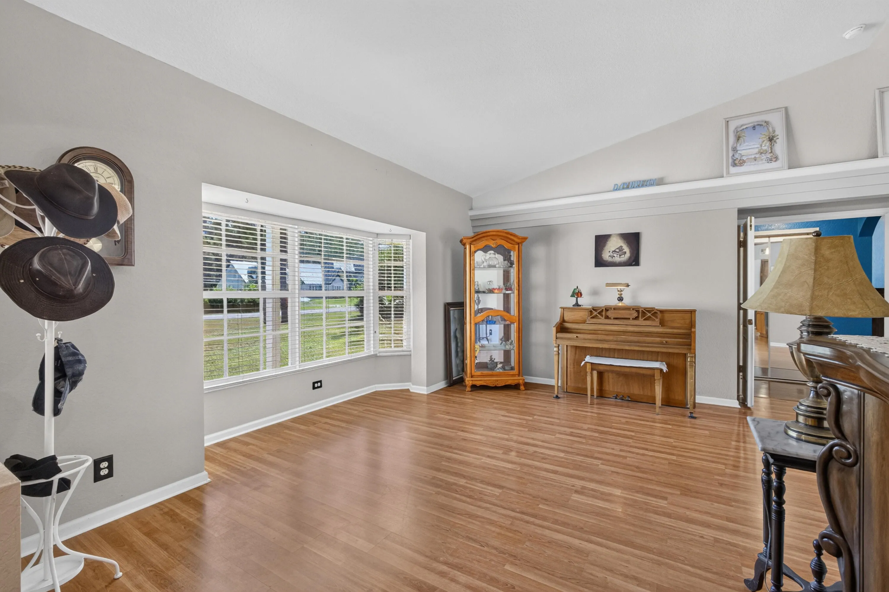V1 24 12- Living Rm 1A7468