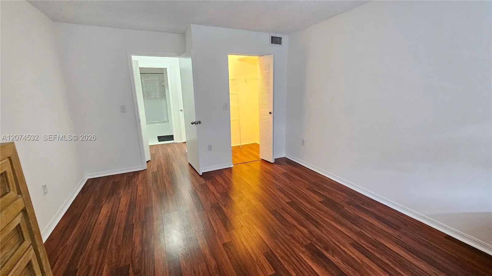 Second bedroom showing walking closet