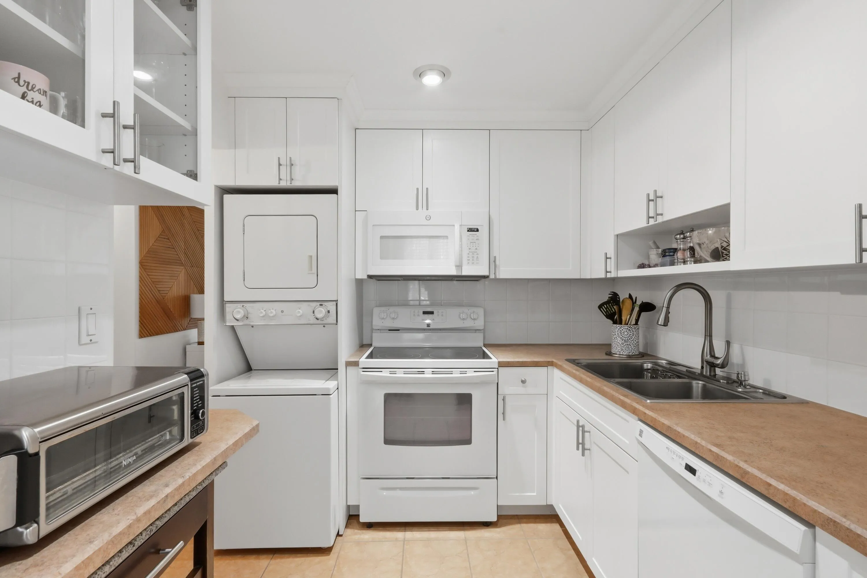 Kitchen w/ Laundry Machine