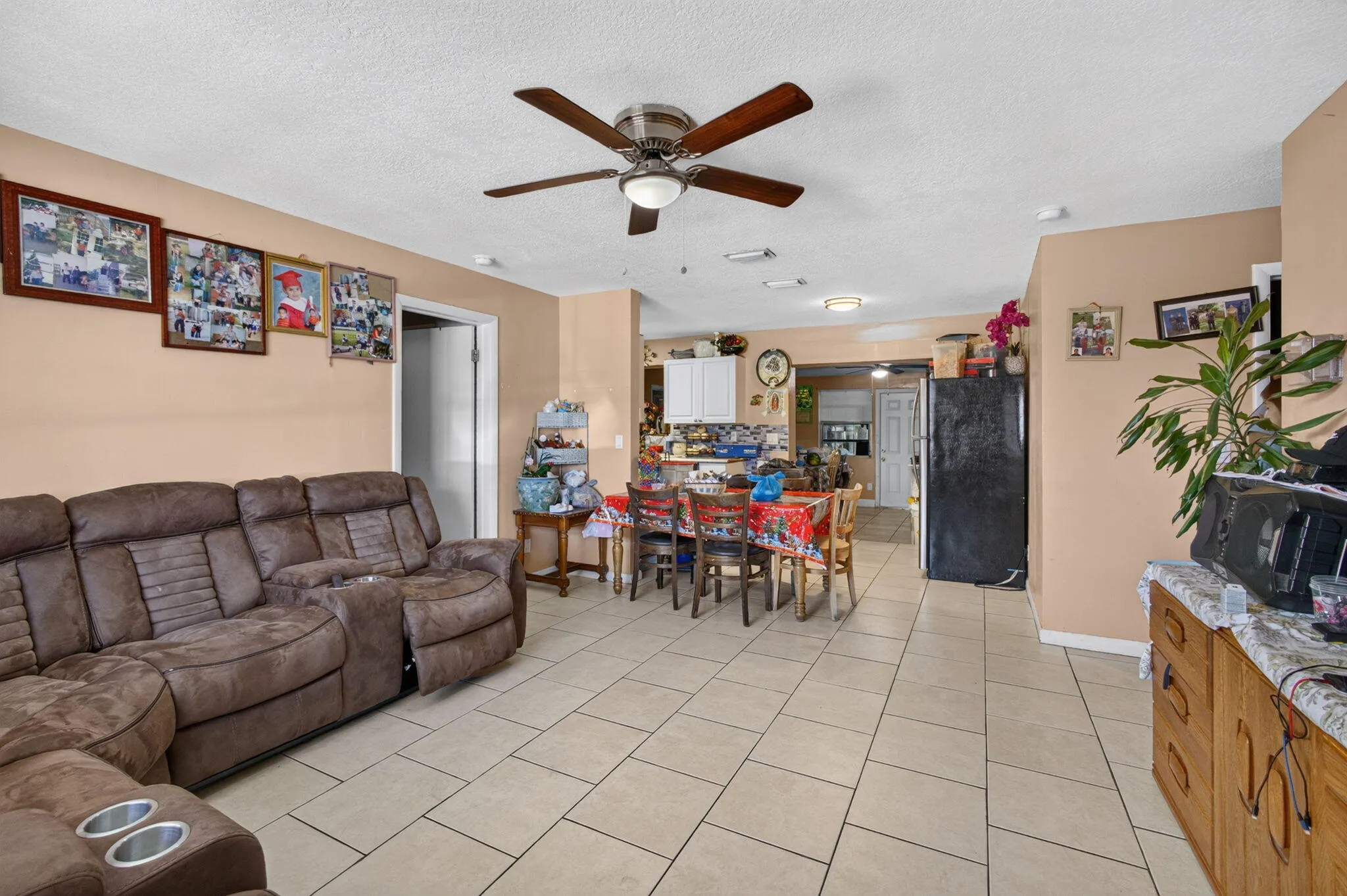 Recessed lighting, ceiling fan, and tile flooring