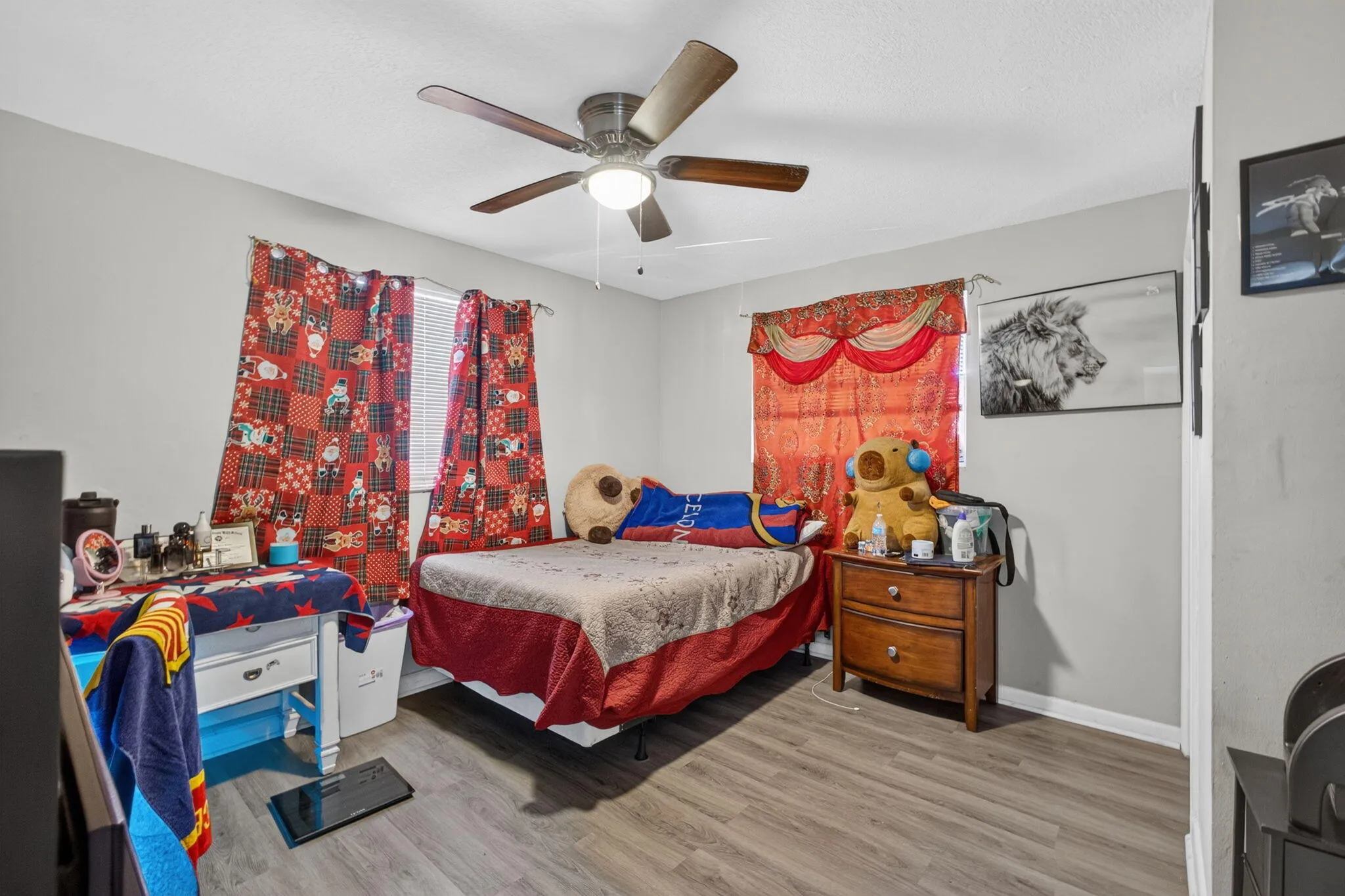 Recessed lighting, wood-finish flooring, and a ceiling fan with integrated lighting