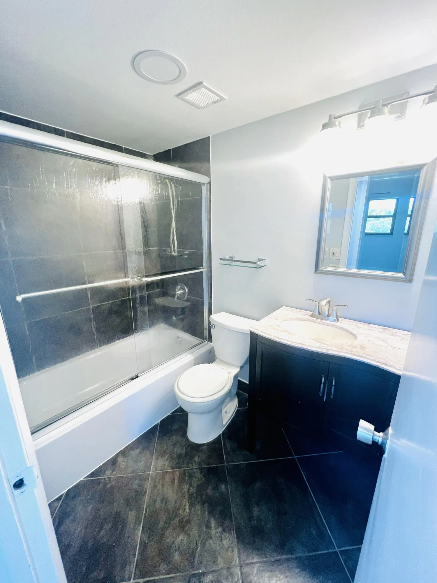 Guest Bathroom with Tub-Shower