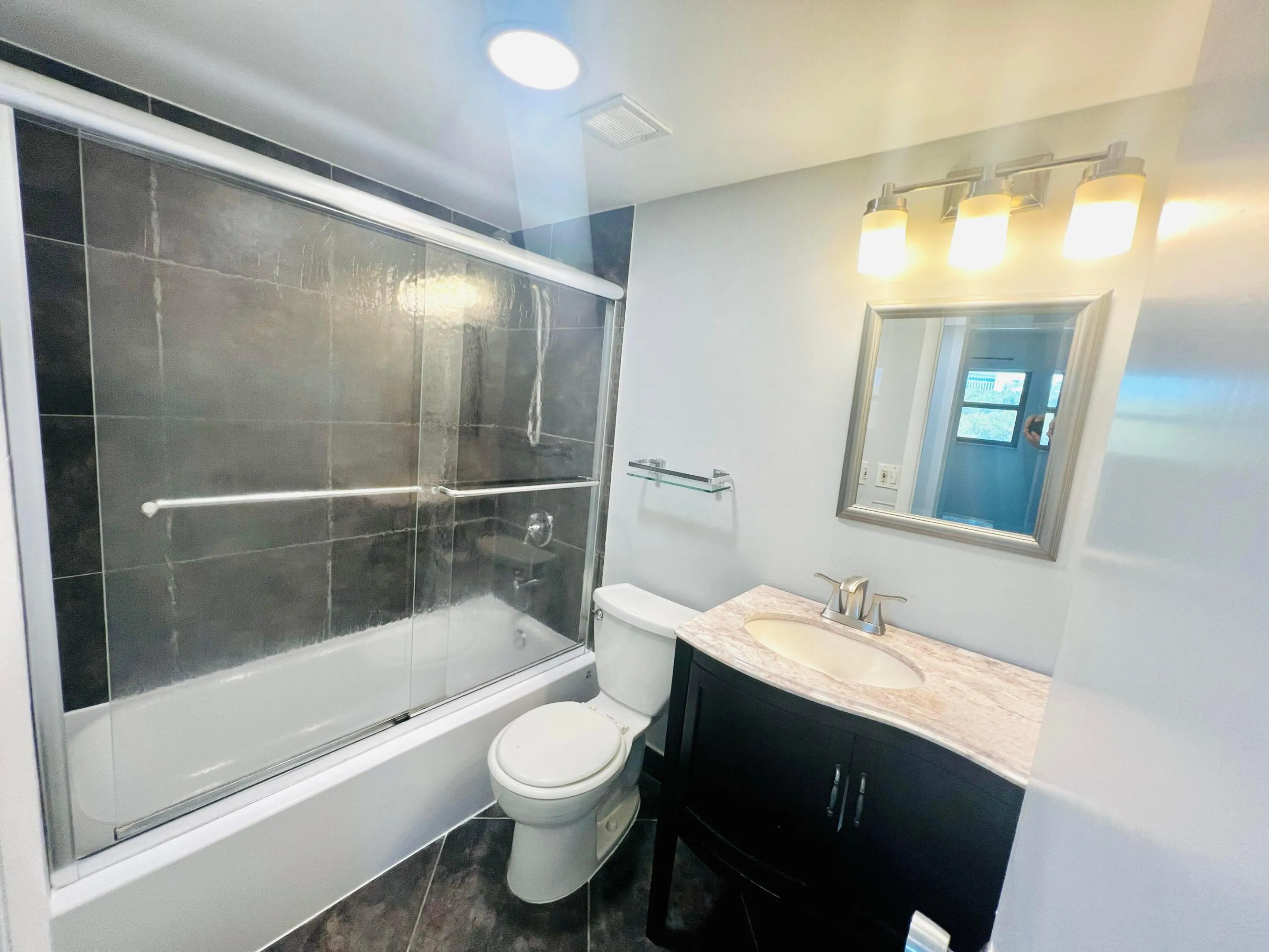 Guest Bathroom with Tub-Shower