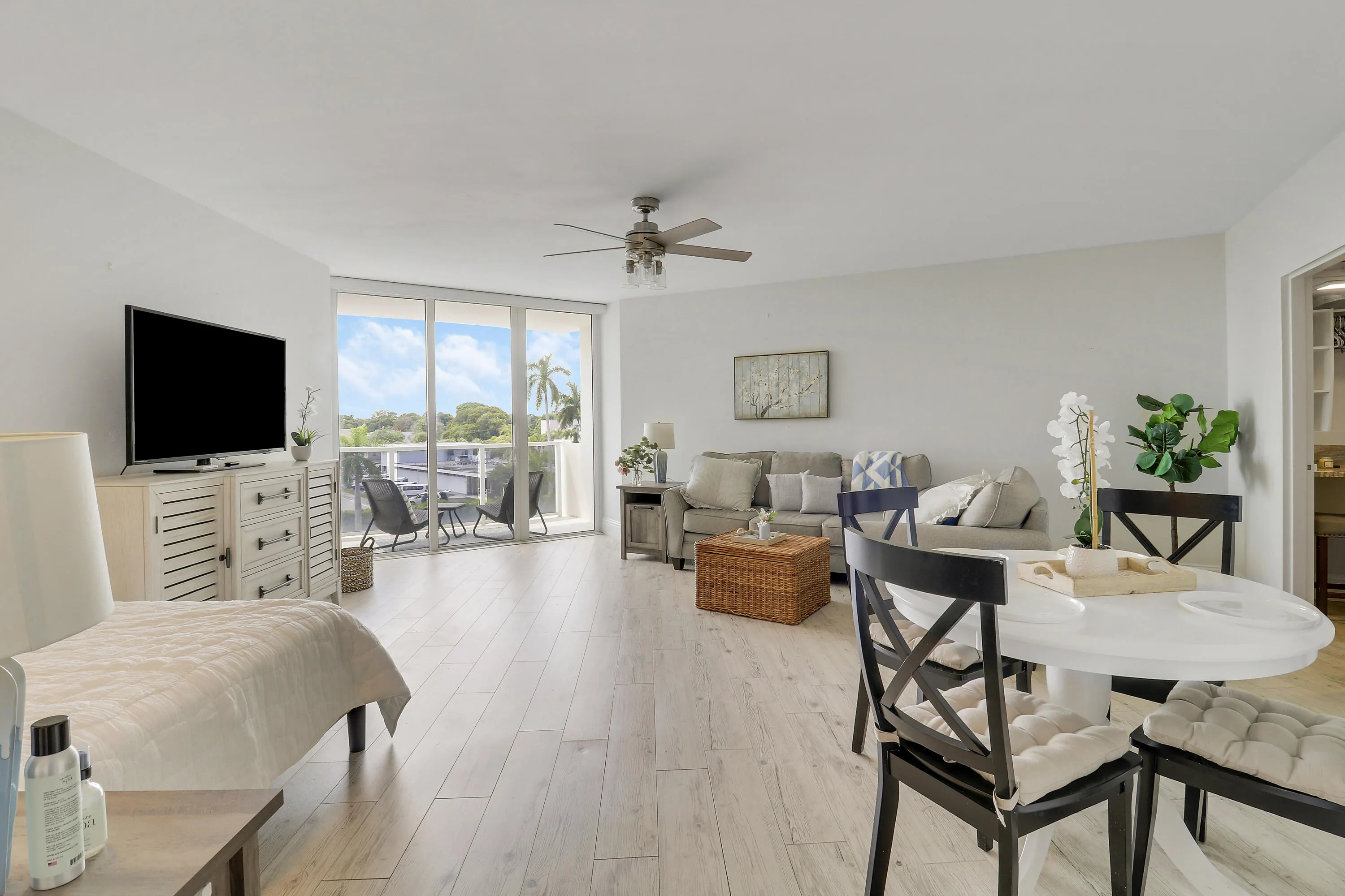 STUDIO/Looking toward Balcony